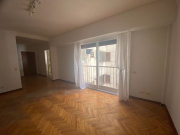 Departamento 3 amb. en venta en Flores con cochera