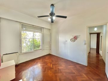 Venta depto 3 ambientes mas dependencia Flores