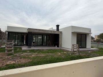 Casa en Venta en Miralagos I de  3 Dormitorios