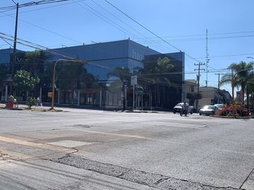 Local en Renta sobre Blvd. Algeciras, Col. Arbide en Plaza comercial con estacionamiento