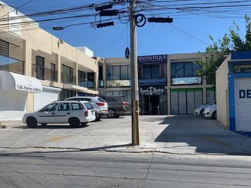 Local en Renta sobre Blvd. Algeciras, Col. Arbide en Plaza comercial con estacionamiento