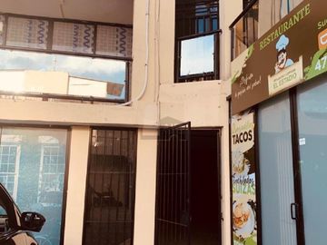 Local en Renta sobre Blvd. Algeciras, Col. Arbide en Plaza comercial con estacionamiento
