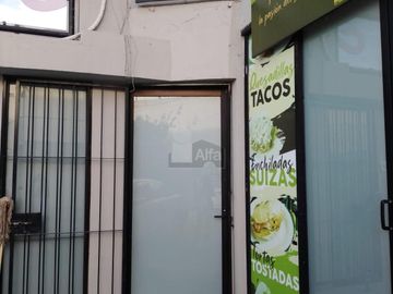 Local en Renta sobre Blvd. Algeciras, Col. Arbide en Plaza comercial con estacionamiento