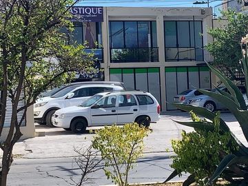 Local en Renta sobre Blvd. Algeciras, Col. Arbide en Plaza comercial con estacionamiento