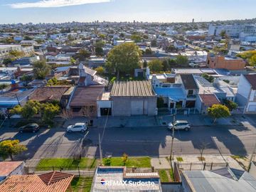 VENTA GALPON CON PATIO Y PILETA
