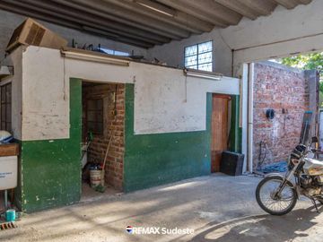 VENTA GALPON CON PATIO Y PILETA