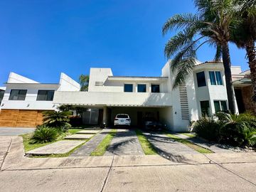 MAGNIFICA RESIDENCIA EN PUERTA DE HIERRO