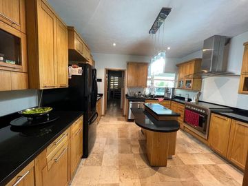 MAGNIFICA RESIDENCIA EN PUERTA DE HIERRO