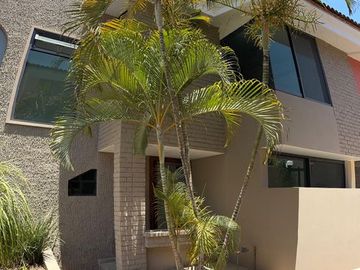 CASA EN VENTA COL. LOMAS ALTAS ZAPOPAN