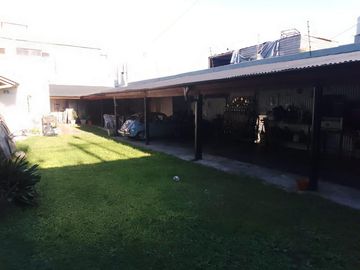 Venta de Casa 5 Amb.  S/Lote 10x20  en Tablada - Muy Buen Estado con fondo libre con Quincho