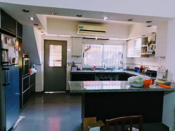 Venta de Casa 5 Amb.  S/Lote 10x20  en Tablada - Muy Buen Estado con fondo libre con Quincho