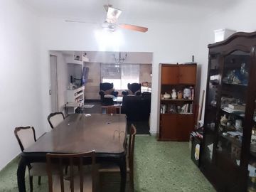 Venta de Casa 5 Amb.  S/Lote 10x20  en Tablada - Muy Buen Estado con fondo libre con Quincho