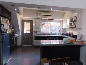 Venta de Casa 5 Amb.  S/Lote 10x20  en Tablada - Muy Buen Estado con fondo libre con Quincho