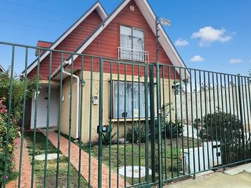 Venta de casa en Condominio en La Cruz, 3 dormitorios, 2 baños, 5 estacionamientos.