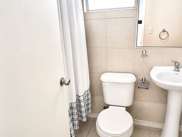 Venta de casa en Condominio en La Cruz, 3 dormitorios, 2 baños, 5 estacionamientos.
