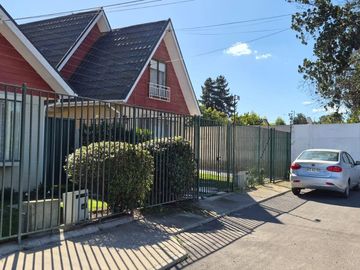 Venta de casa en Condominio en La Cruz, 3 dormitorios, 2 baños, 5 estacionamientos.