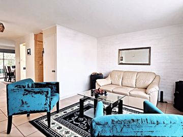 Venta de casa en Condominio en La Cruz, 3 dormitorios, 2 baños, 5 estacionamientos.