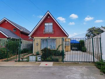 Venta de casa en Condominio en La Cruz, 3 dormitorios, 2 baños, 5 estacionamientos.