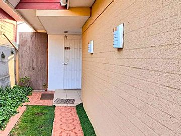 Venta de casa en Condominio en La Cruz, 3 dormitorios, 2 baños, 5 estacionamientos.