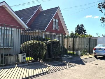 Venta de casa en Condominio en La Cruz, 3 dormitorios, 2 baños, 5 estacionamientos.
