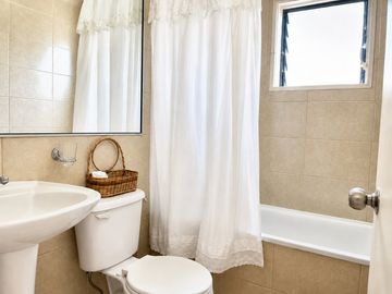 Venta de casa en Condominio en La Cruz, 3 dormitorios, 2 baños, 5 estacionamientos.