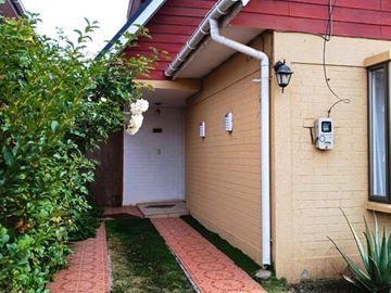 Venta de casa en Condominio en La Cruz, 3 dormitorios, 2 baños, 5 estacionamientos.