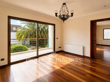 Gran Casa en Avenida principal, uso residencial y comercial en Bosques de Montemar
