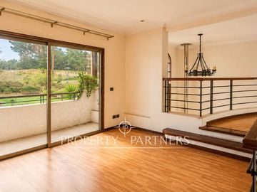 Gran Casa en Avenida principal, uso residencial y comercial en Bosques de Montemar