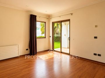 Gran Casa en Avenida principal, uso residencial y comercial en Bosques de Montemar