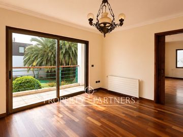 Gran Casa en Avenida principal, uso residencial y comercial en Bosques de Montemar