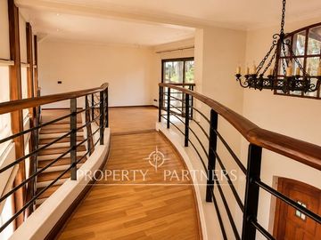 Gran Casa en Avenida principal, uso residencial y comercial en Bosques de Montemar