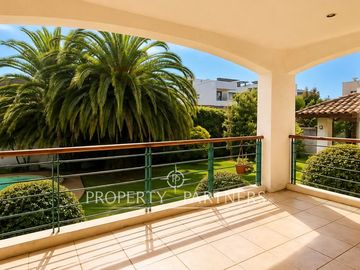 Gran Casa en Avenida principal, uso residencial y comercial en Bosques de Montemar