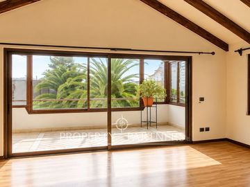 Gran Casa en Avenida principal, uso residencial y comercial en Bosques de Montemar