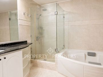 Gran Casa en Avenida principal, uso residencial y comercial en Bosques de Montemar