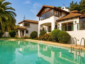 Gran Casa en Avenida principal, uso residencial y comercial en Bosques de Montemar