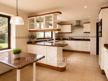 Gran Casa en Avenida principal, uso residencial y comercial en Bosques de Montemar