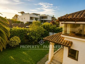 Gran Casa en Avenida principal, uso residencial y comercial en Bosques de Montemar