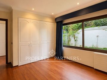 Gran Casa en Avenida principal, uso residencial y comercial en Bosques de Montemar