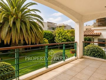 Gran Casa en Avenida principal, uso residencial y comercial en Bosques de Montemar