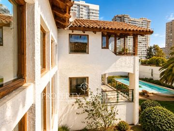 Gran Casa en Avenida principal, uso residencial y comercial en Bosques de Montemar