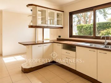 Gran Casa en Avenida principal, uso residencial y comercial en Bosques de Montemar