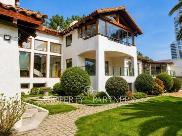 Gran Casa en Avenida principal, uso residencial y comercial en Bosques de Montemar