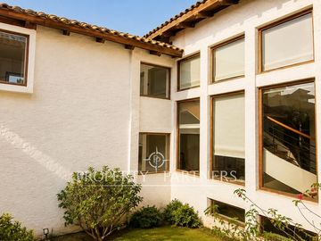 Gran Casa en Avenida principal, uso residencial y comercial en Bosques de Montemar