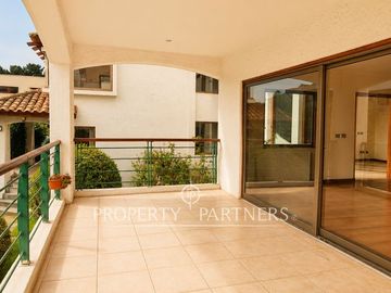 Gran Casa en Avenida principal, uso residencial y comercial en Bosques de Montemar