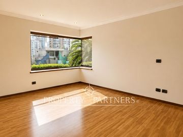 Gran Casa en Avenida principal, uso residencial y comercial en Bosques de Montemar