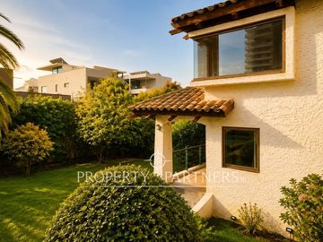 Gran Casa en Avenida principal, uso residencial y comercial en Bosques de Montemar