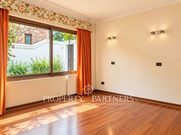 Gran Casa en Avenida principal, uso residencial y comercial en Bosques de Montemar