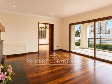 Gran Casa en Avenida principal, uso residencial y comercial en Bosques de Montemar