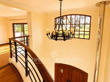 Gran Casa en Avenida principal, uso residencial y comercial en Bosques de Montemar