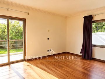 Gran Casa en Avenida principal, uso residencial y comercial en Bosques de Montemar